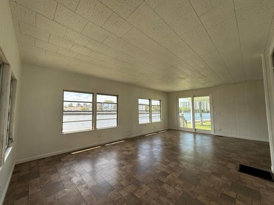 Empty room, Interior