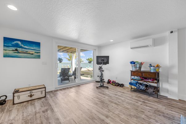 Fitness Equipment, Interior, Recessed Lighting, Wood Texture Flooring