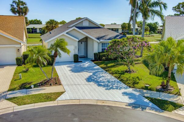 Attached, Exterior, Facade, Ranch