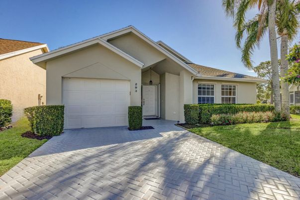 Attached, Exterior, Facade, Ranch