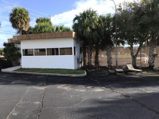 Exterior, Facade, Modern