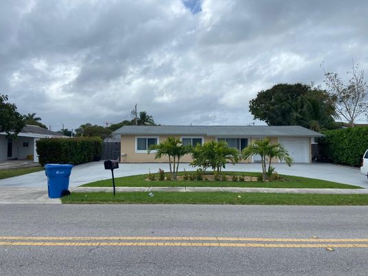 Attached, Exterior, Facade, Ranch