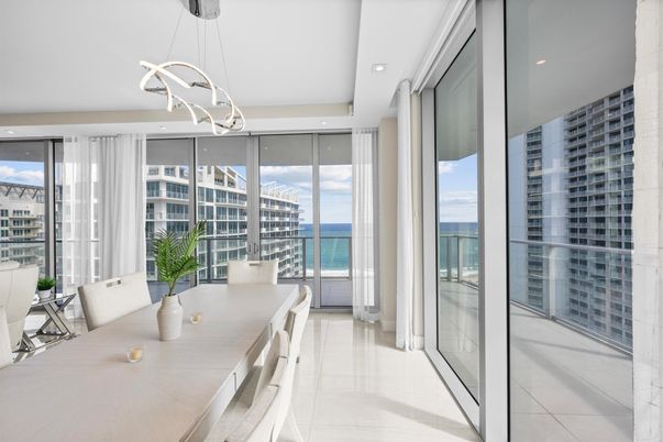 Dining room, Interior, Pendant Lights, Recessed Lighting, Water