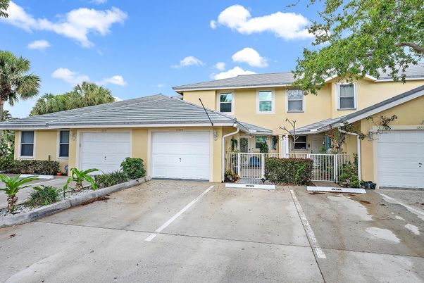 Attached, Exterior, Facade, Ranch