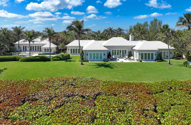 Backyard, Exterior, Facade, Ranch