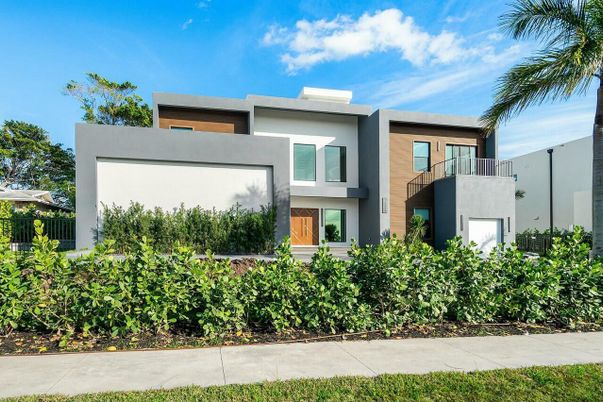 Exterior, Facade, Modern