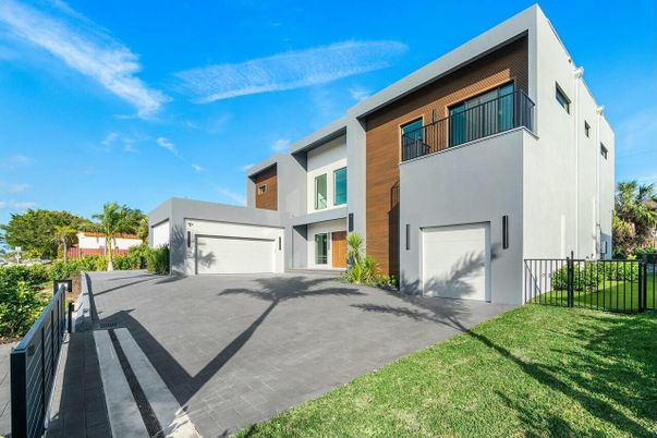 Attached, Exterior, Facade, Modern