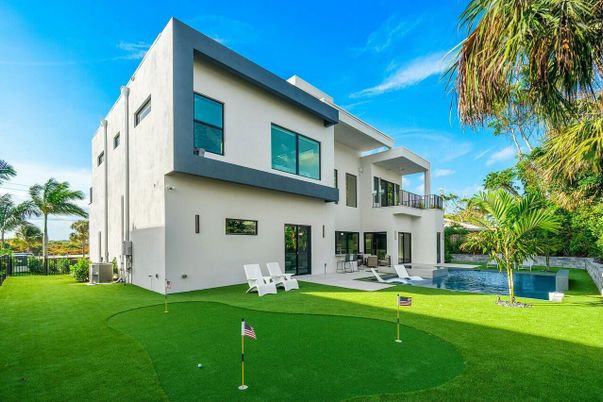 Backyard, Exterior, Facade, Pool, Modern