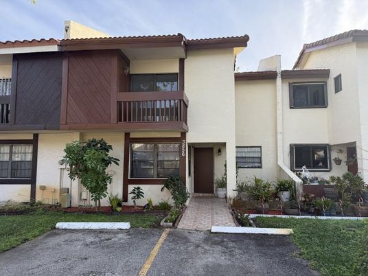 Exterior, Facade, Mediterranean