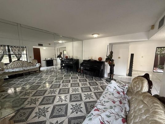Interior, Piano