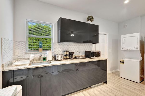 Interior, Recessed Lighting, Washer, Wood Texture Flooring