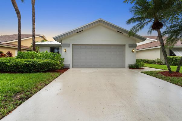 Attached, Exterior, Facade, Ranch
