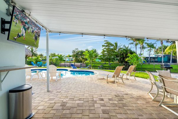 Exterior, Pool