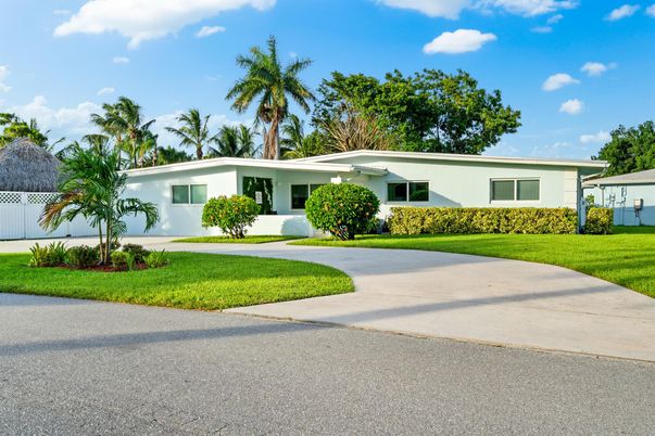 Backyard, Exterior, Facade, Ranch