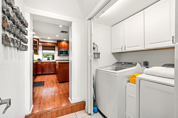 Interior, Recessed Lighting, Washer, Wood Texture Flooring