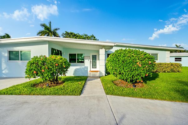 Exterior, Facade, Ranch