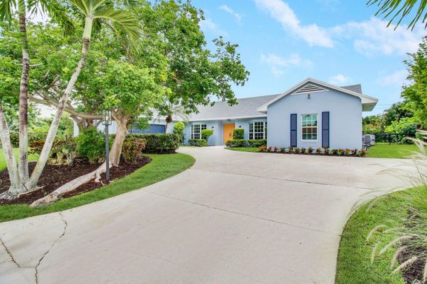 Backyard, Exterior, Facade, Ranch