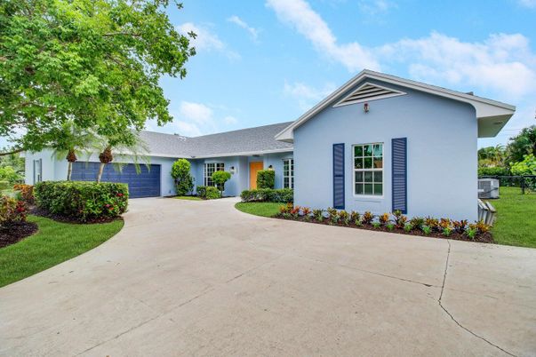 Attached, Exterior, Facade, Ranch