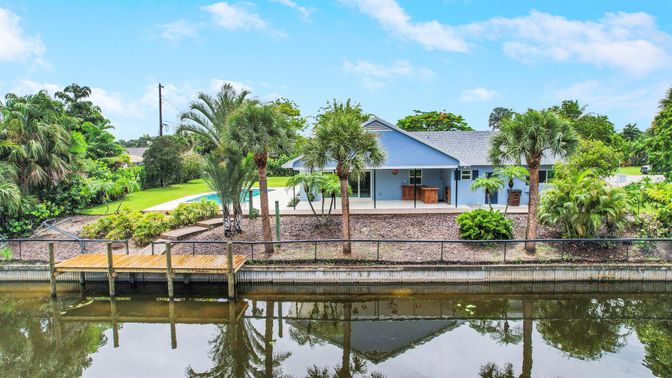 Exterior, Lake