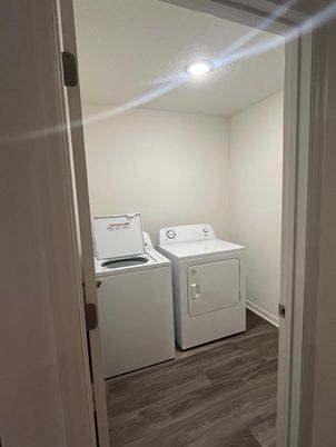 Interior, Recessed Lighting, Washer, Wood Texture Flooring