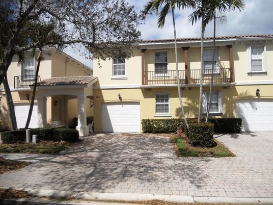 Attached, Exterior, Facade, Mediterranean