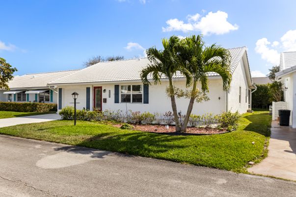 Exterior, Facade, Ranch