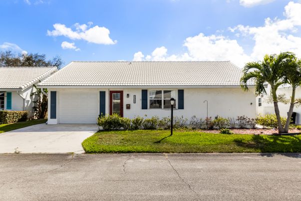Attached, Exterior, Facade, Ranch
