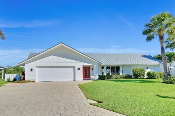 Attached, Exterior, Facade, Farmhouse