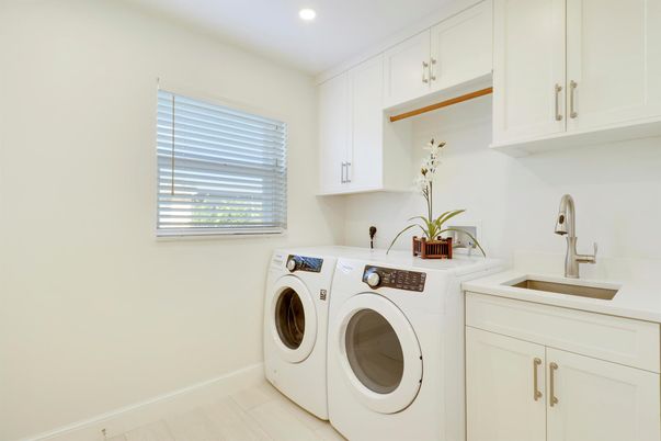 Interior, Recessed Lighting, Washer, Wood Texture Flooring