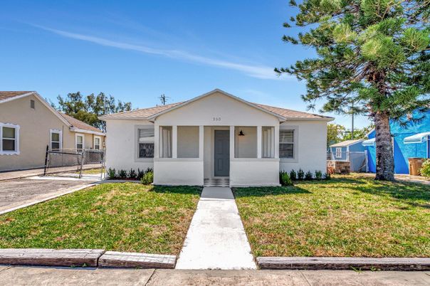 Exterior, Facade, Ranch