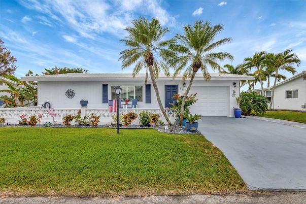 Attached, Exterior, Facade, Ranch