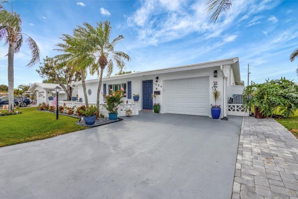 Attached, Exterior, Facade, Ranch
