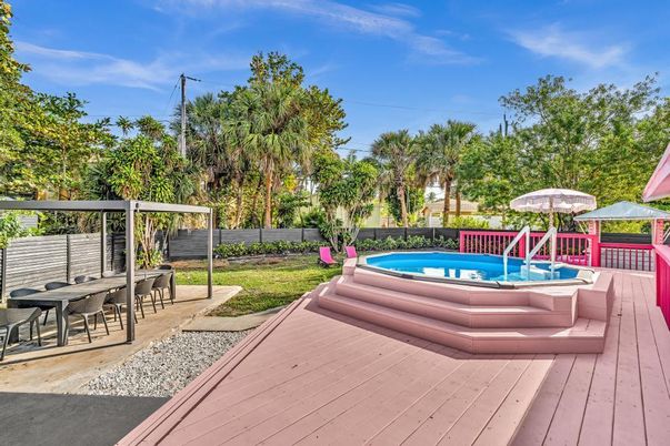 Exterior, Pool