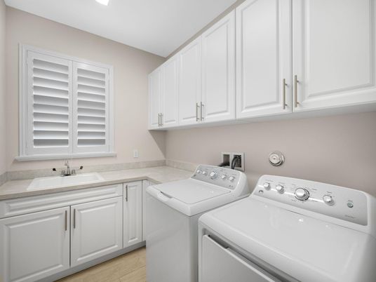Interior, Recessed Lighting, Washer, Wood Texture Flooring