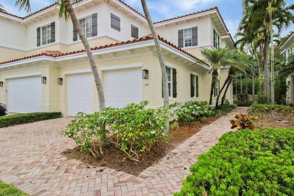 Attached, Exterior, Facade, Mediterranean