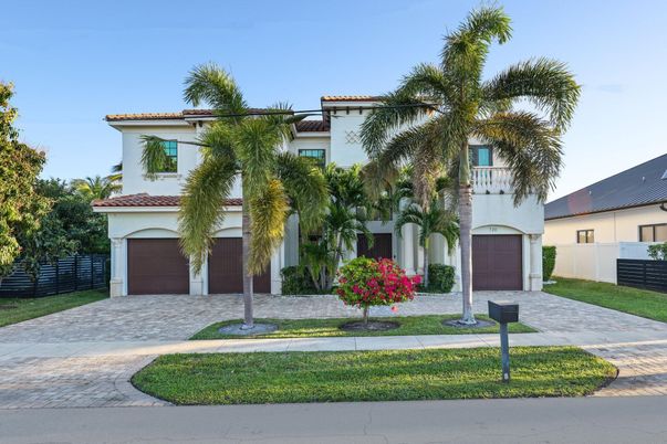 Attached, Exterior, Facade, Mediterranean