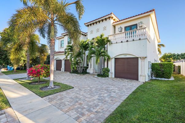 Attached, Exterior, Facade, Mediterranean
