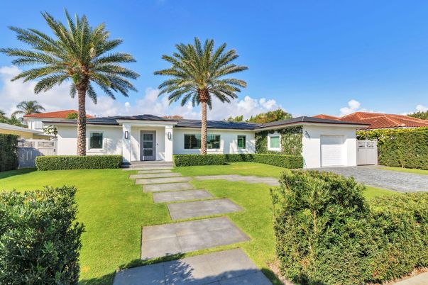 Backyard, Exterior, Facade, Solar Panels, Ranch
