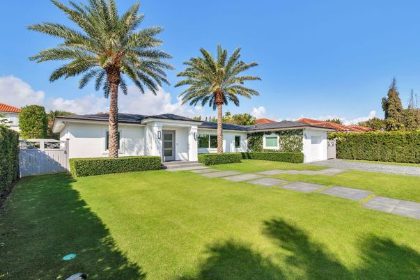 Backyard, Exterior, Facade, Ranch