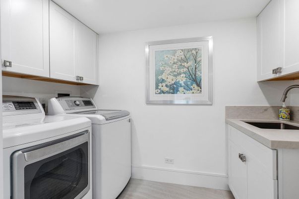 Interior, Recessed Lighting, Washer, Wood Texture Flooring