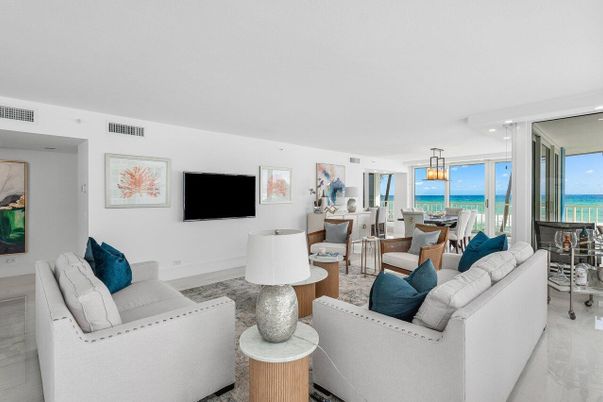 Dining room, Interior, Living room, Pendant Lights, Recessed Lighting, Water
