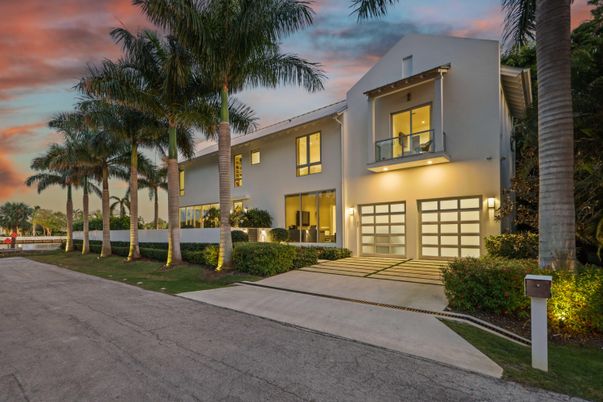 Attached, Backyard, Exterior, Facade, Modern