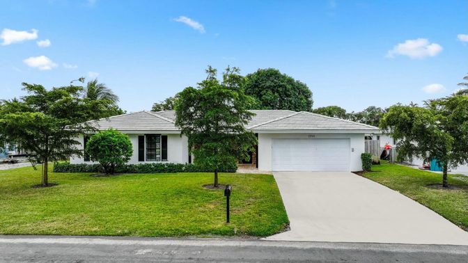 Attached, Exterior, Facade, Ranch