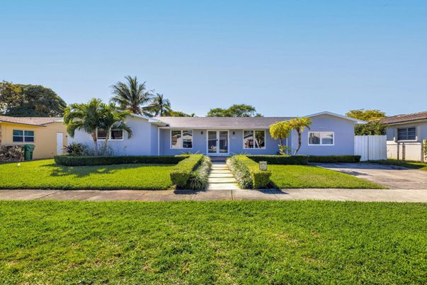 Backyard, Exterior, Facade, Ranch