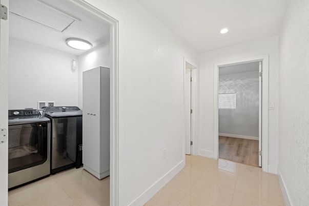 Interior, Recessed Lighting, Washer, Wood Texture Flooring