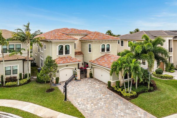 Attached, Exterior, Facade, Mediterranean
