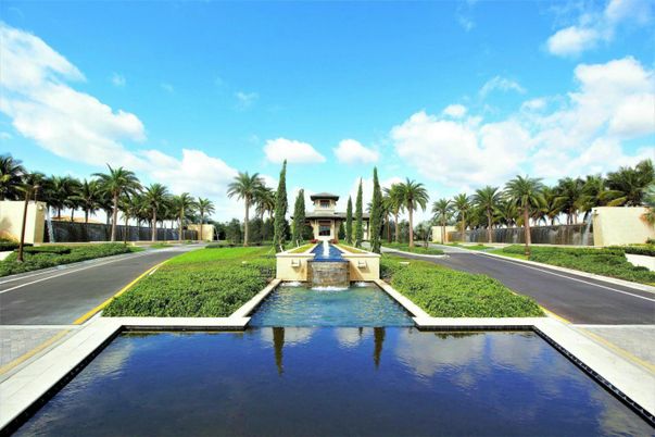 Exterior, Playground, Pool