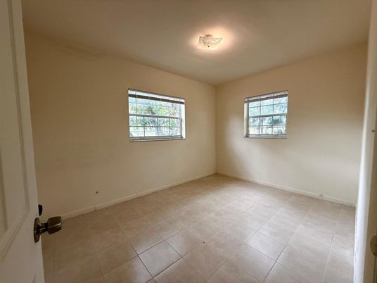 Empty room, Interior