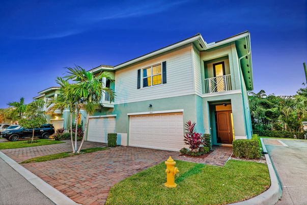 Attached, Exterior, Facade, Mediterranean