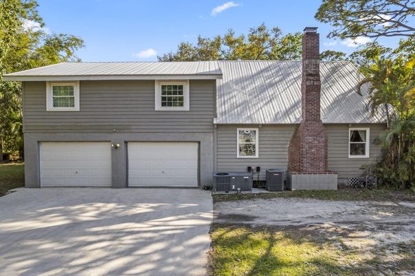 Attached, Exterior, Facade, Split Level